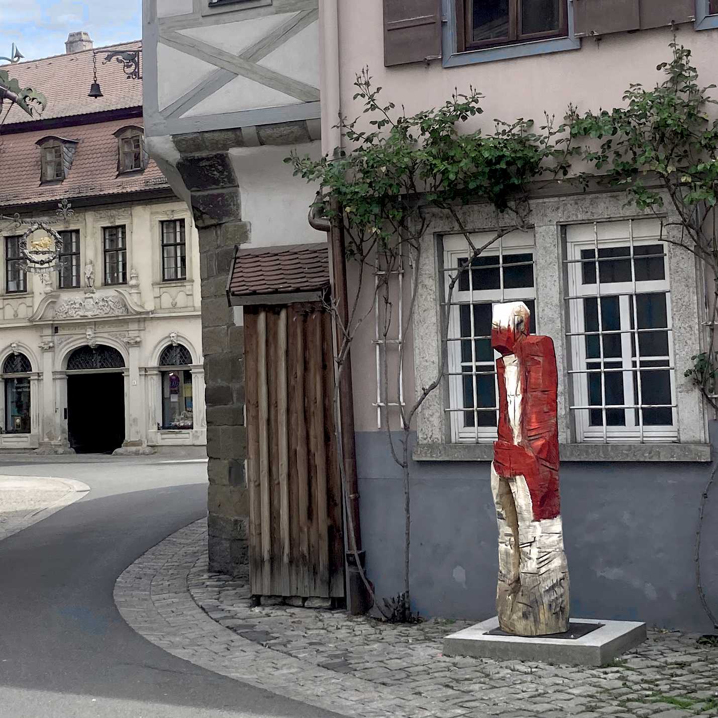 Holzsklptur 'Bernhard' - überlebensgroßen Figur aus Eiche rot und weiss gefasst - Kunstfest ARTBREIT in Marktbreit