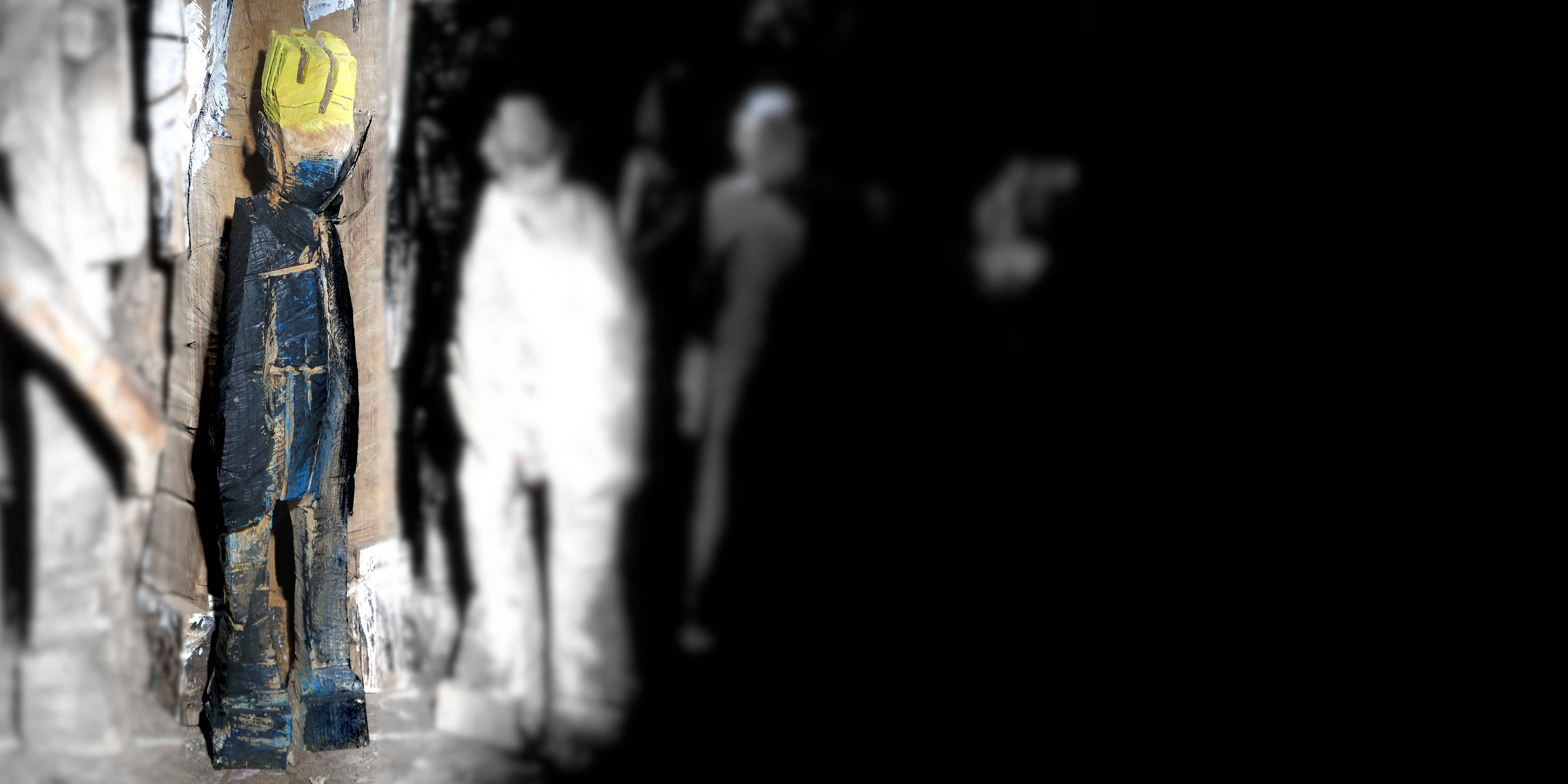 kleine Holzskulptur 'August' aus der Serie der Engel - kleine expressive zeitgenösssische Skulptur aus Holz mit der Motorsäge