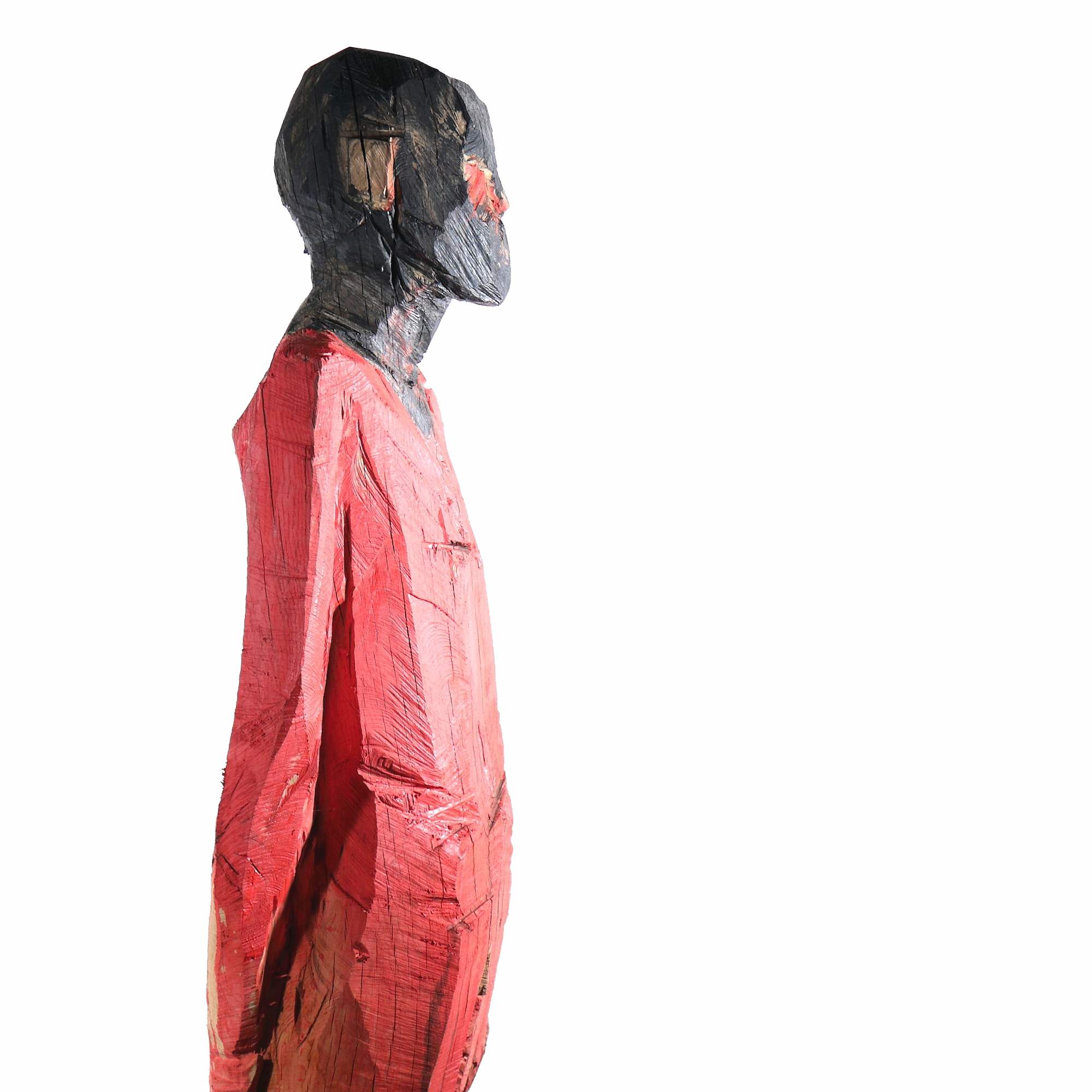 ausdrucksstarke expressive Holzskulptur - rot gefasst mit schwarzem Kopf - mit der Kettensäge aus Eiche geschnitten