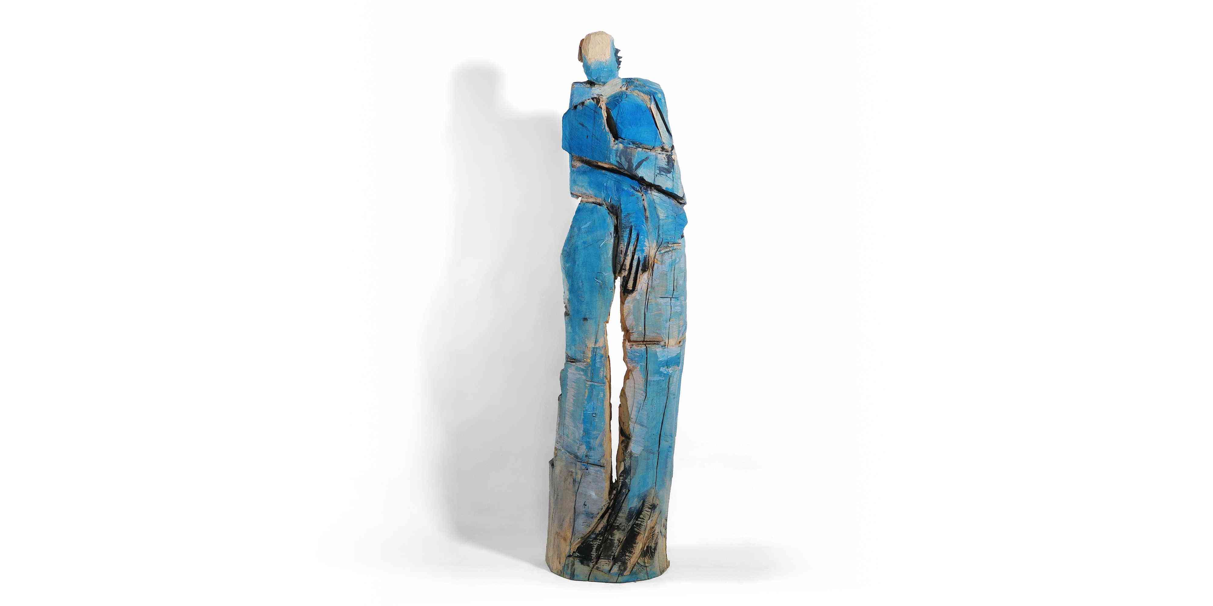 Liesl - große blaue Holzfigur aus Ahorn mit großen Händen und langen Fingern