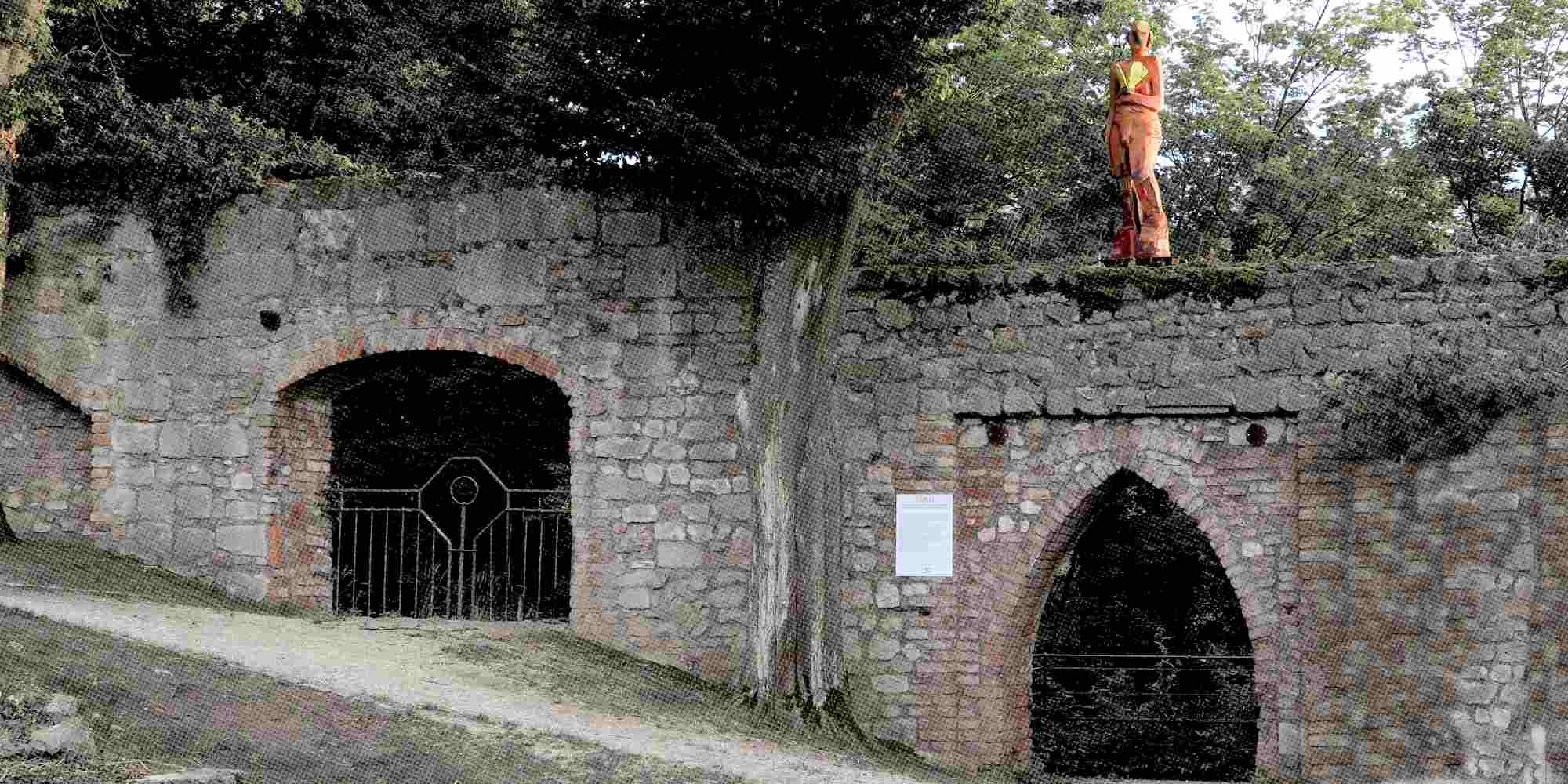 Davina - lebensgroße Holzskulptur auf der alten Stadtmauer im Schlossgarten in Abensberg