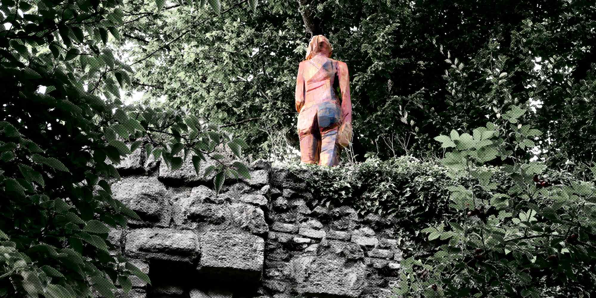 Holzskulptur Davina mit gelbem Schmetterling als Symbol für Wandel