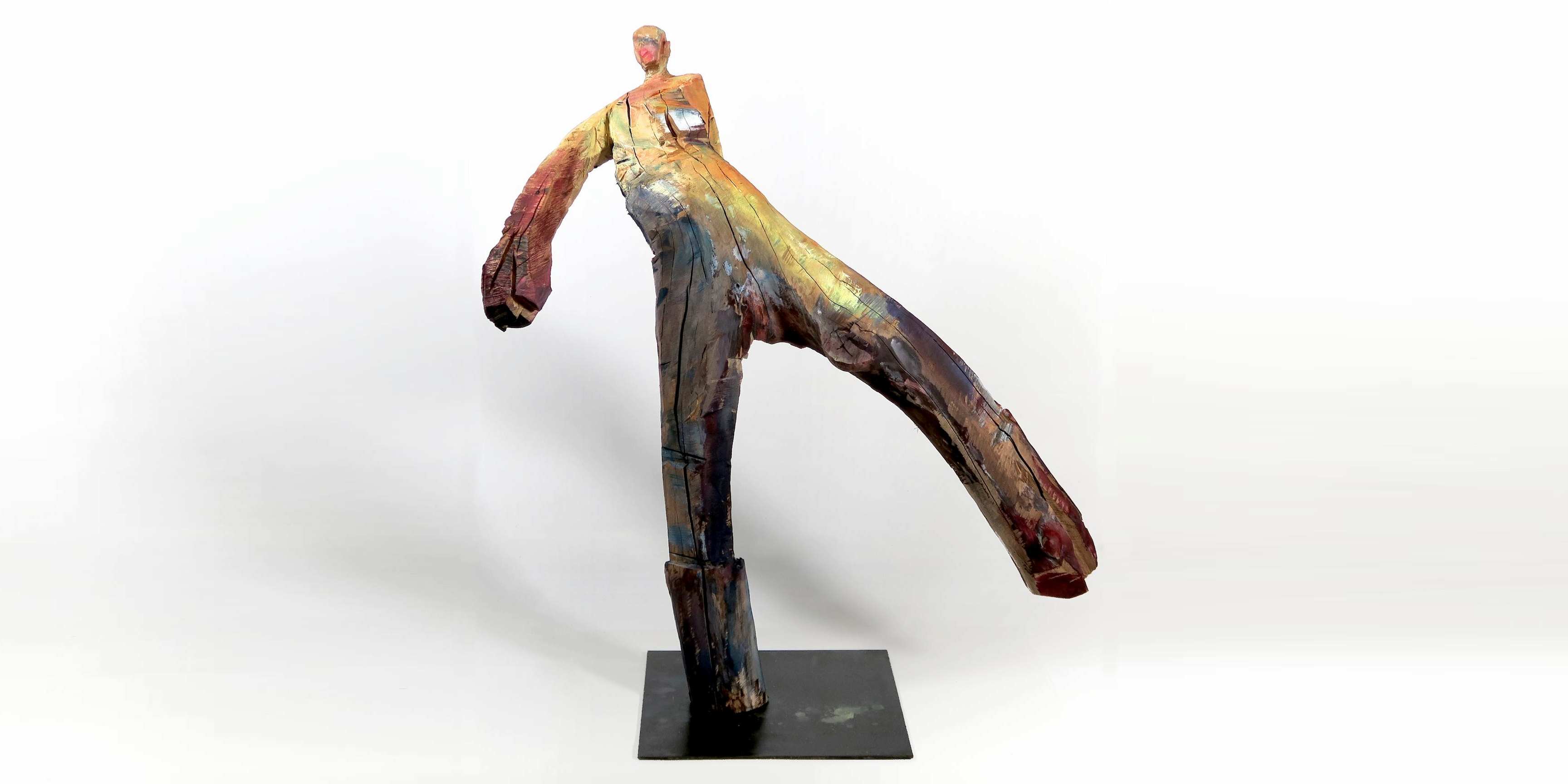 Suse - tanzende Holzskulptur aus Kirschbaum in Gelb und Violett