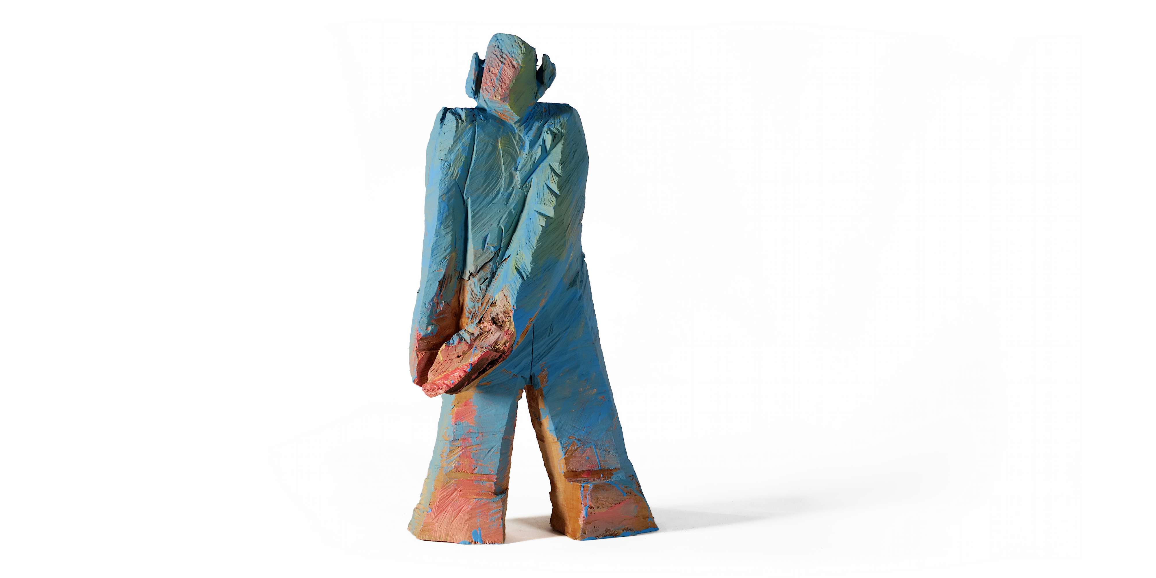 Theodor - kleine blaue Holzfigur aus Birnbaum mit der Motorsäge geschnitzt