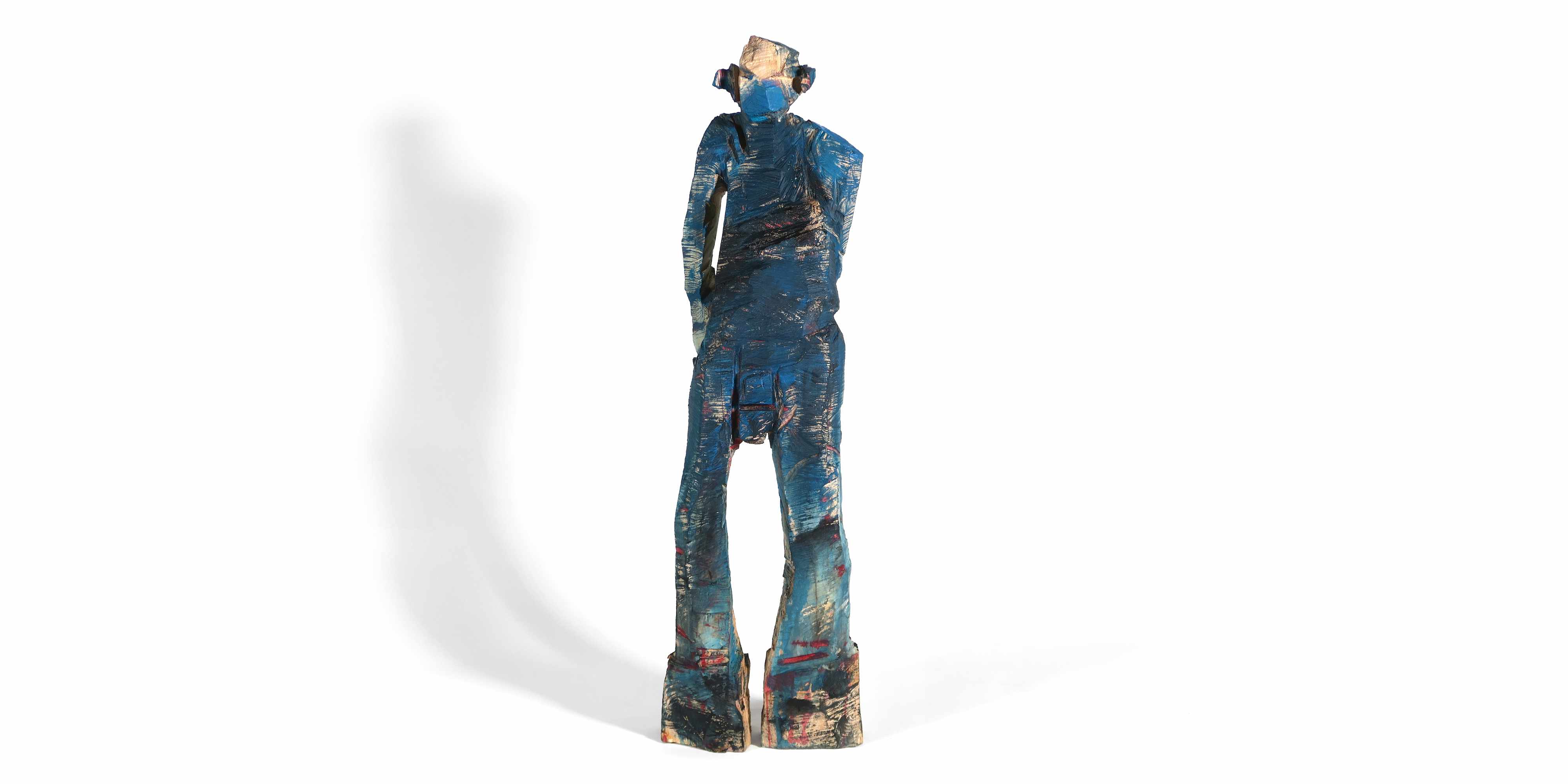 Wigg - kleine blaue Holzskulptur aus Eiche mit markanter Haltung