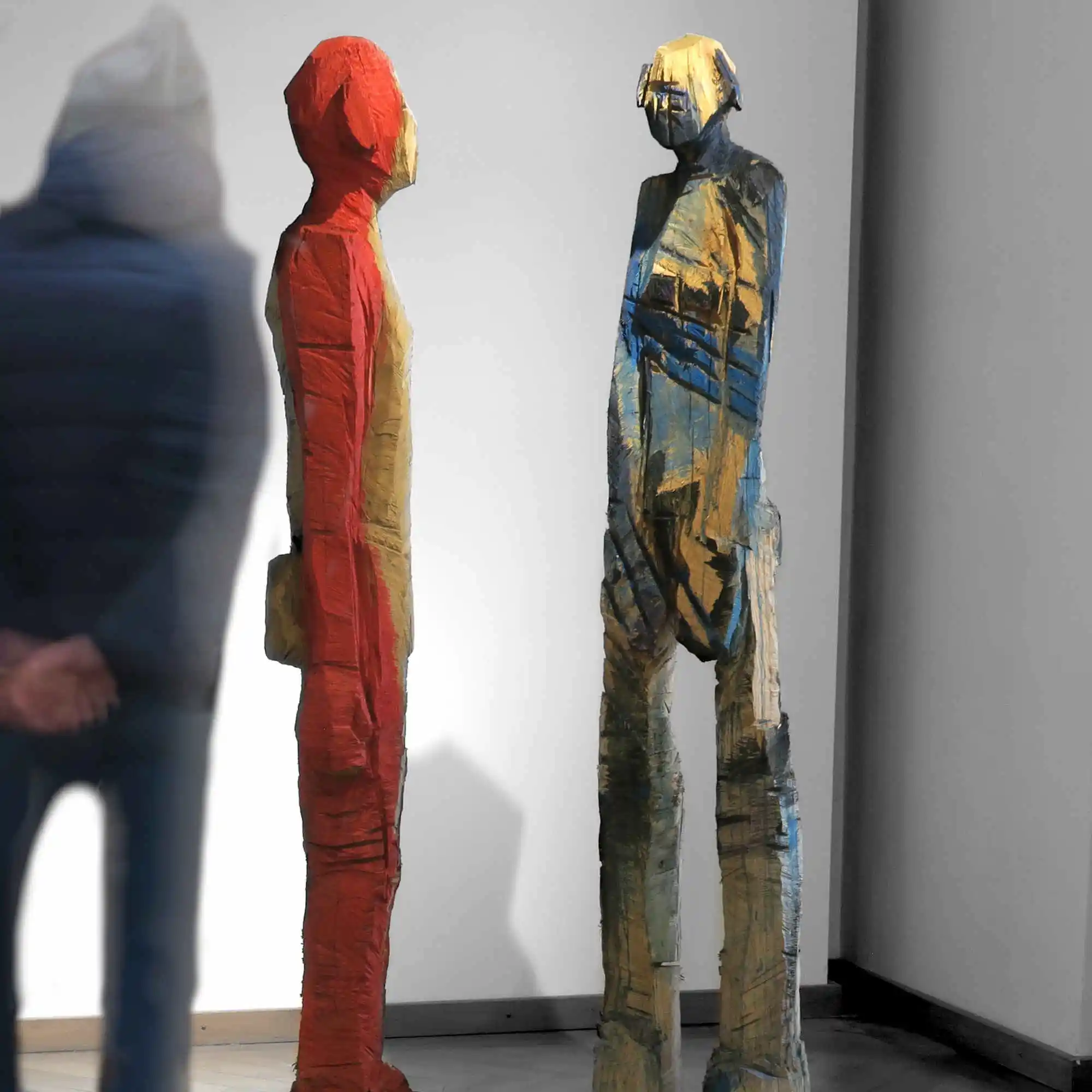 Vernissage IT MATTERS Publikum bei der Eröffnung mit Holzskulptur 'Fred'