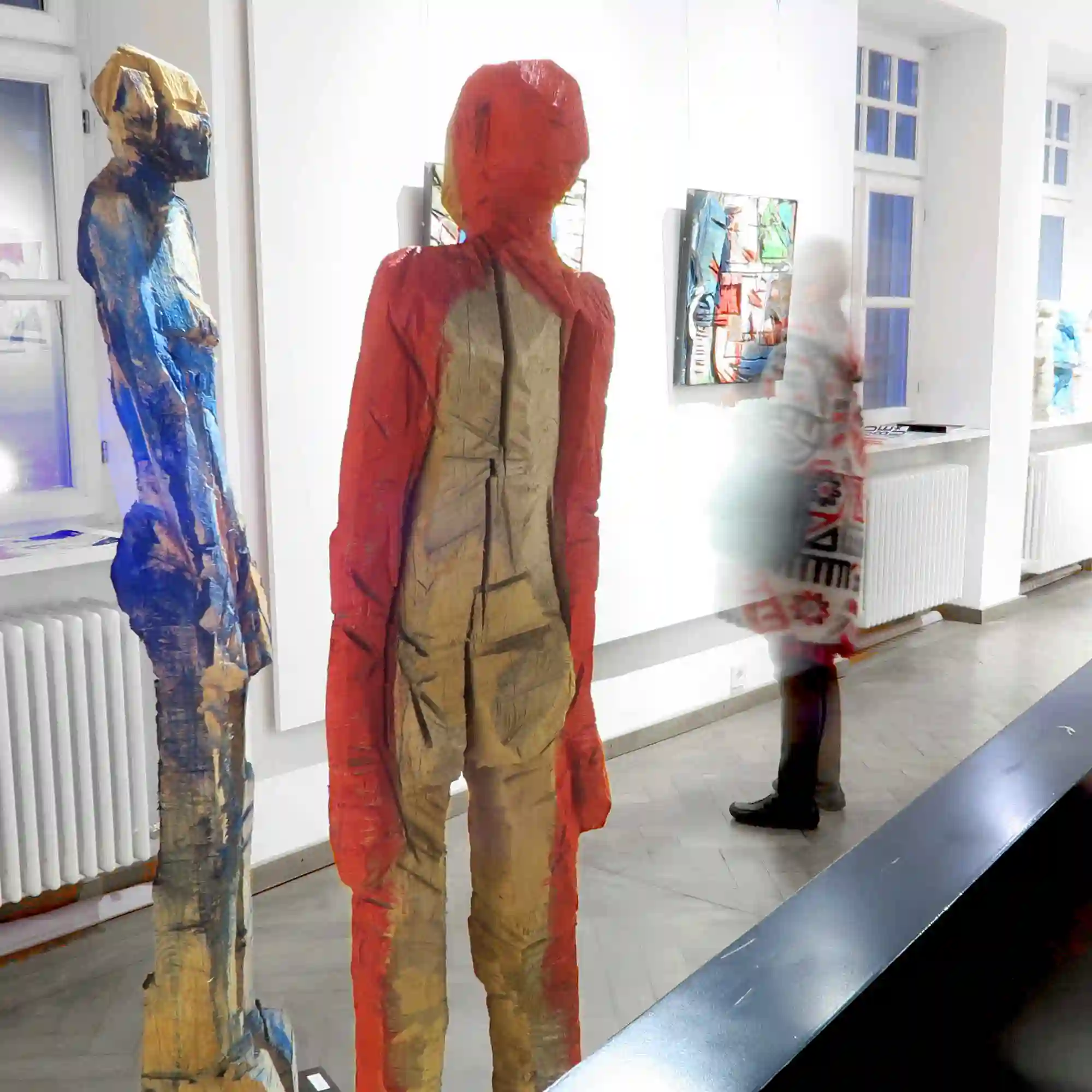 Eröffnung in der Galerie konsum163 in München mit Publikum und Holzskulptur 'Fred'