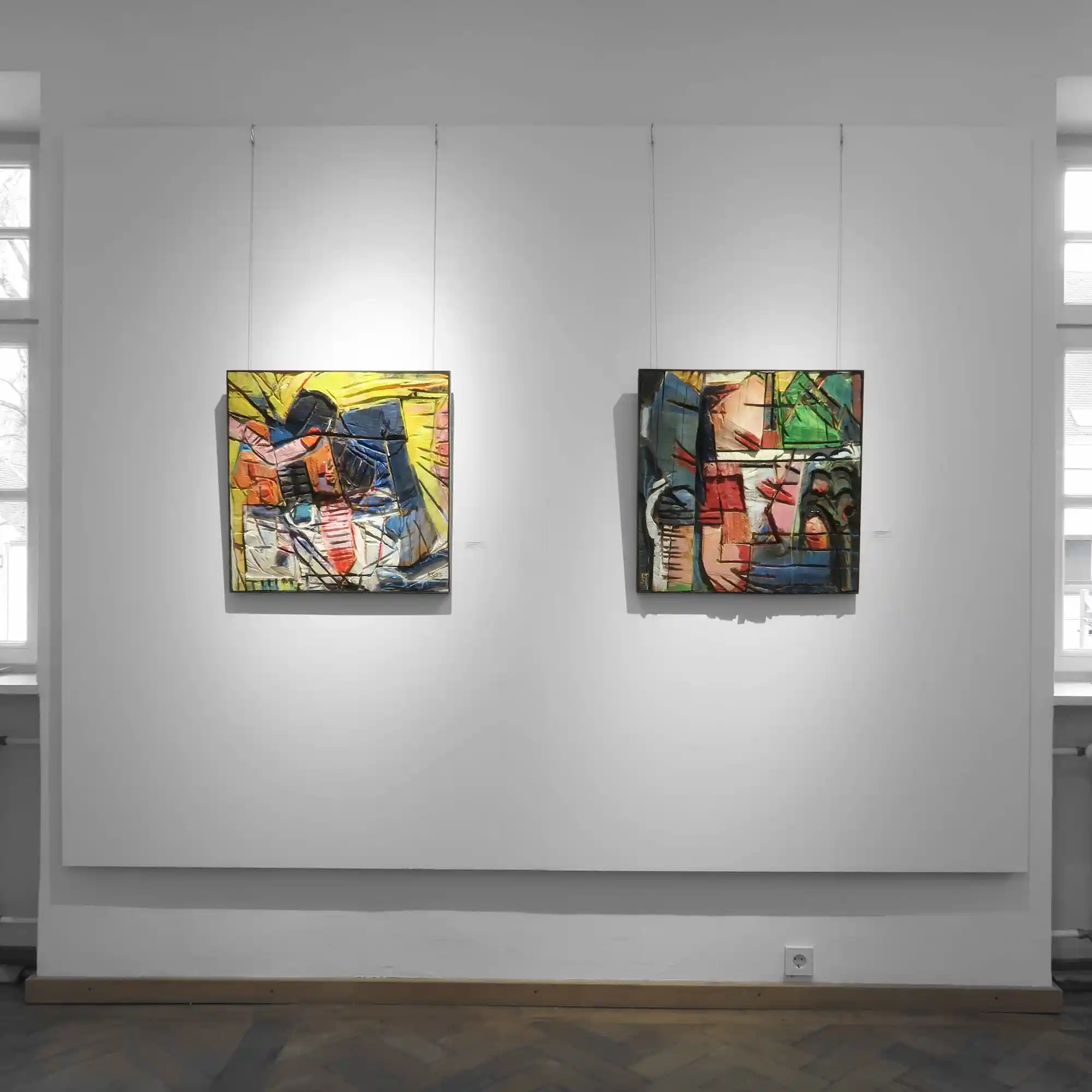 Künstler und Bildhauer Klaus Schwendner im Gespräch mit einer Besucherin in der Galerie konsum163 in München