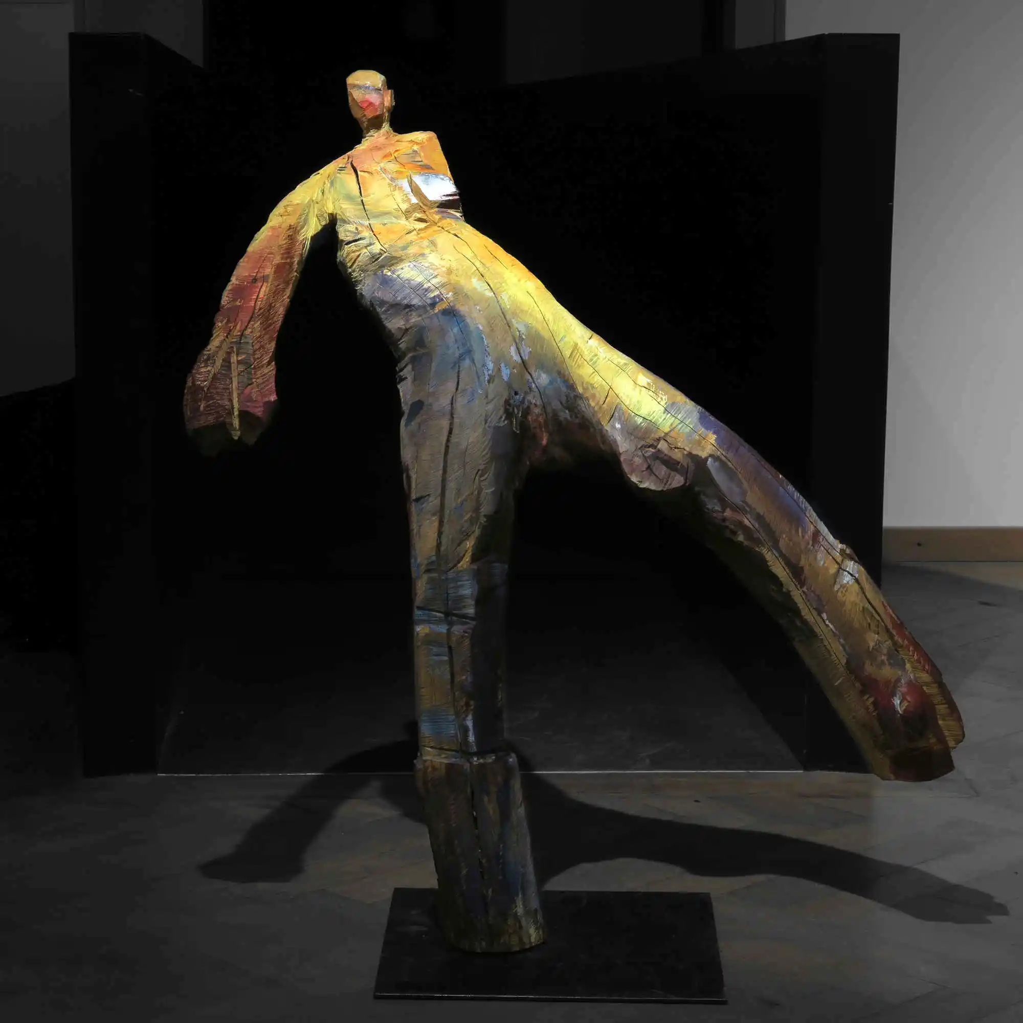 Carsten Lehmann von der Galerie konsum163 in München bei der Eröffnungsrede der Kunstausstellung IT MATTERS