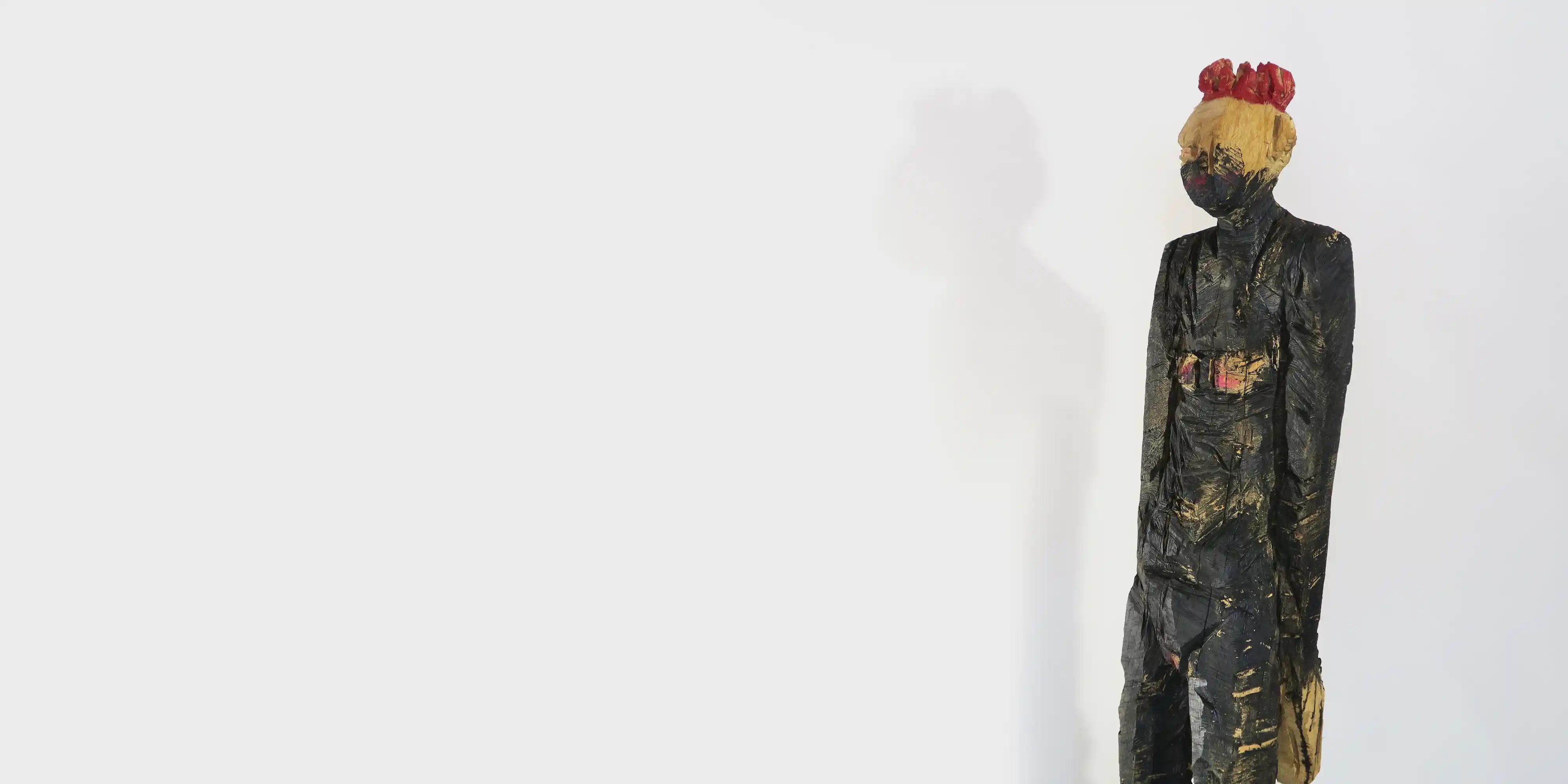Bella - große schwarze nackte Holzfigur aus Eiche mit roter Krone - Ausstellung Santanyi Mallorca - Urban Art Gallery