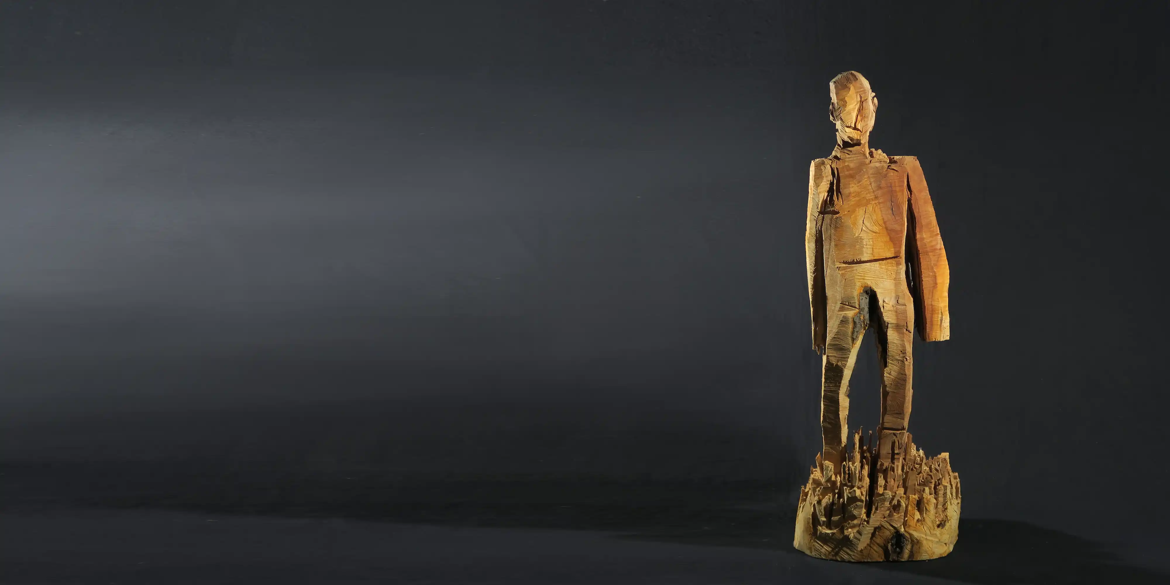 Theo - Holzskulptur aus Erle mit der Kettensäge gearbeitet - geölt - Ausstellung Santanyi Mallorca - Urban Art Gallery