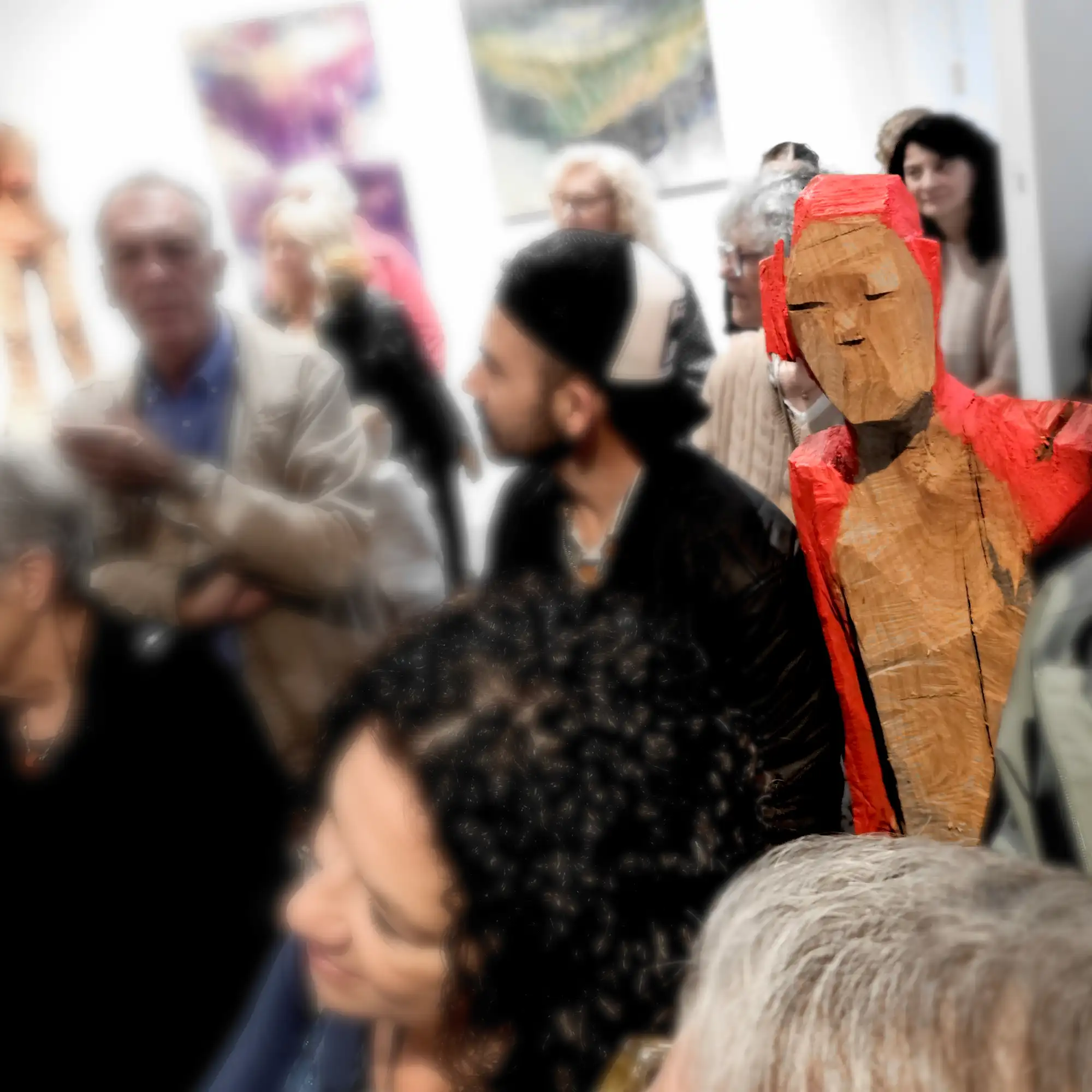 Vernissage IT MATTERS Publikum bei der Eröffnung mit Holzskulptur 'Fred'