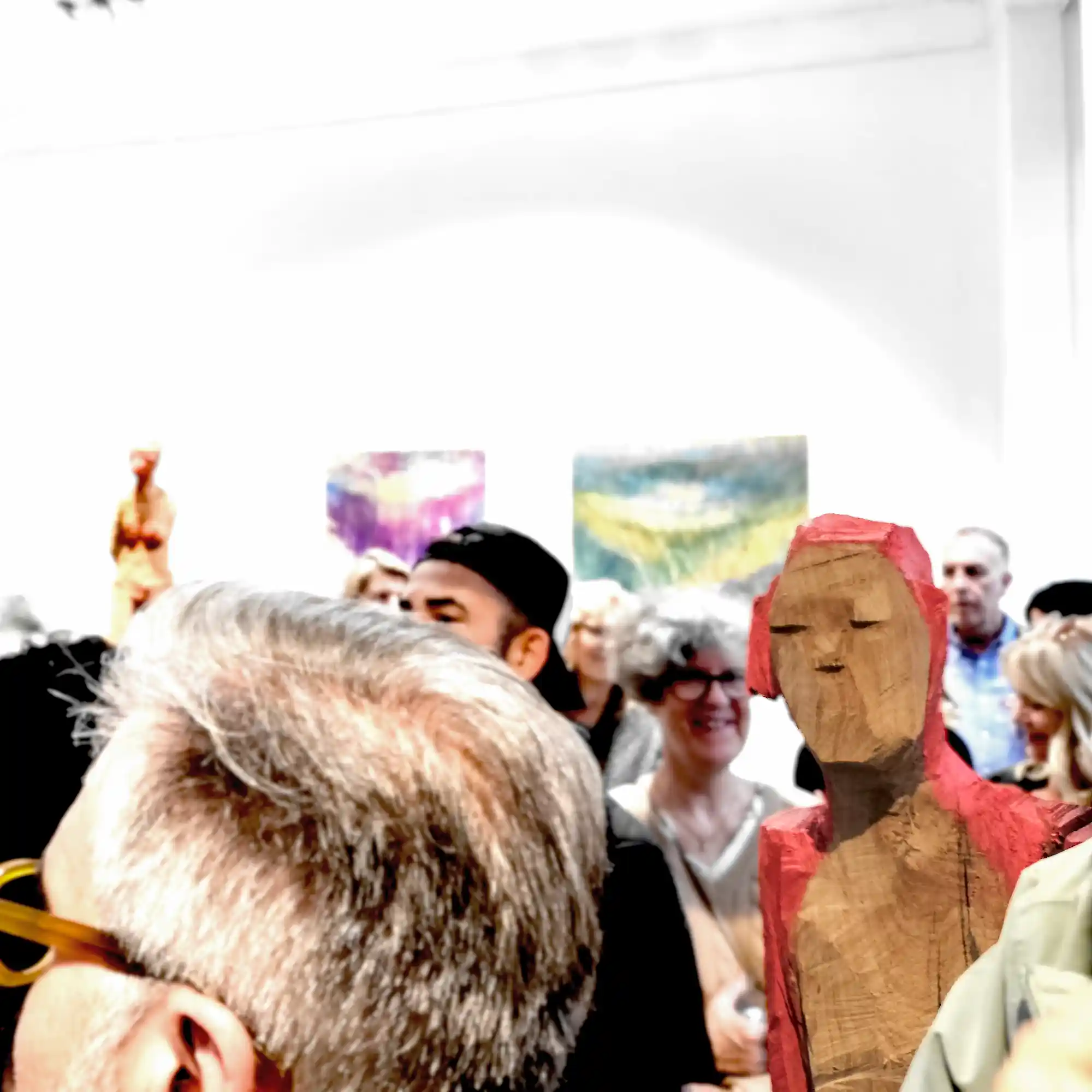 Eröffnung in der Galerie konsum163 in München mit Publikum und Holzskulptur 'Fred'