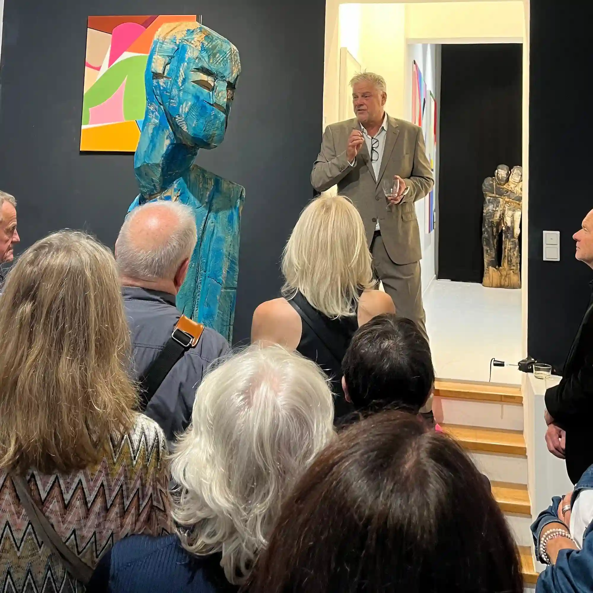 Carsten Lehmann von der Galerie konsum163 in München bei der Eröffnungsrede der Kunstausstellung IT MATTERS